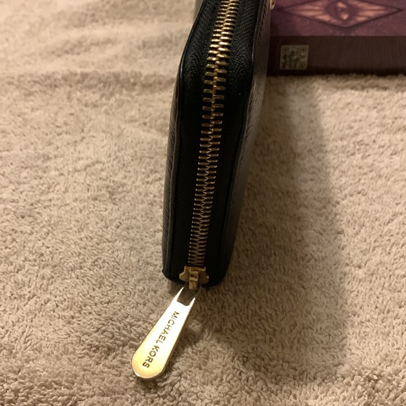 Michael Kors Continental zip around wallet - Picture 4 of 8